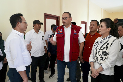 Sekjen Kemensos Robben Rico didampingi Gubernur Maluku Utara Sherly Tjoanda meninjau persiapan Sekolah Rakyat di Maluku Utara, Minggu (25/5/2025). Foto: Kemensos RI