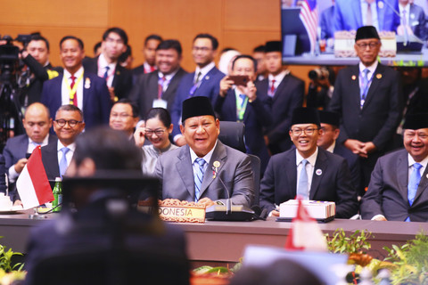 Presiden RI Prabowo Subianto tertawa saat mendengar pidato Perdana Menteri Malaysia Anwar Ibrahim pada pembukaan Konferensi Tingkat Tinggi (KTT) ASEAN di Kuala Lumpur Convention Centre (KLCC), Kuala Lumpur, Senin (26/5/2025). Foto: Virna Puspa Setyorini/ANTARA FOTO 