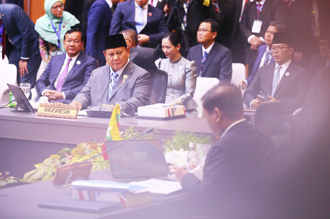 Presiden RI Prabowo Subianto mendengarkan pidato Perdana Menteri Malaysia Anwar Ibrahim pada pembukaan Konferensi Tingkat Tinggi (KTT) ASEAN di Kuala Lumpur Convention Centre (KLCC), Kuala Lumpur, Senin (26/5/2025). Foto: Virna Puspa Setyorini/ANTARA FOTO