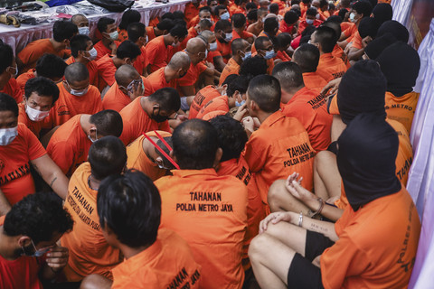 Sejumlah tahanan dihadirkan dalam konferensi pers kasus kejahatan hasil Operasi Brantas Jaya 2025 di Polda Metro Jaya, Senin (26/5/2025). Foto: Jamal Ramadhan/kumparan