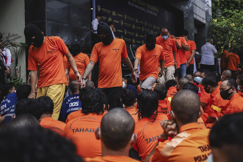 Sejumlah tahanan dihadirkan dalam konferensi pers kasus kejahatan hasil Operasi Brantas Jaya 2025 di Polda Metro Jaya, Senin (26/5/2025). Foto: Jamal Ramadhan/kumparan