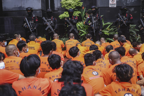 Sejumlah tahanan dihadirkan dalam konferensi pers kasus kejahatan hasil Operasi Brantas Jaya 2025 di Polda Metro Jaya, Senin (26/5/2025). Foto: Jamal Ramadhan/kumparan