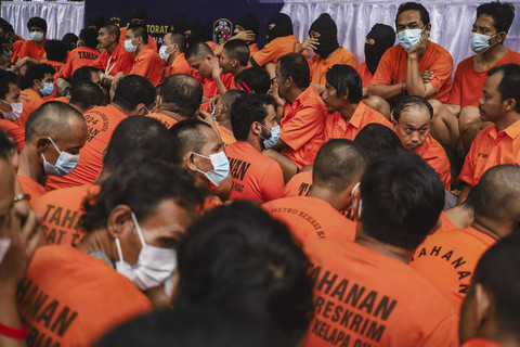 Sejumlah tahanan dihadirkan dalam konferensi pers kasus kejahatan hasil Operasi Brantas Jaya 2025 di Polda Metro Jaya, Senin (26/5/2025). Foto: Jamal Ramadhan/kumparan