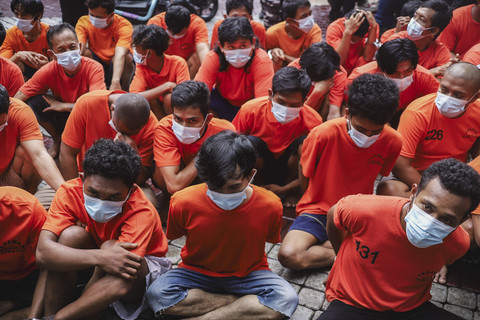 Sejumlah tahanan dihadirkan dalam konferensi pers kasus kejahatan hasil Operasi Brantas Jaya 2025 di Polda Metro Jaya, Senin (26/5/2025). Foto: Jamal Ramadhan/kumparan