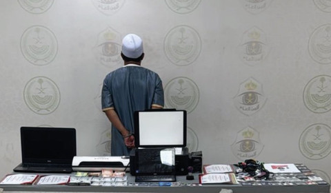 Seorang WNI ditangkap aparat Arab Saudi karena jual jasa haji ilegal, 26 Mei 2025. Foto: Dok. Security KSA