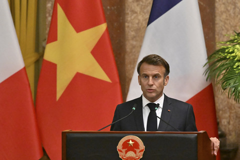 Presiden Prancis Emmanuel Macron memberikan pernyataan pers di Istana Kepresidenan di Hanoi, Vietnam, Senin (26/5/2025). Foto: NHAC NGUYEN/Pool/REUTERS