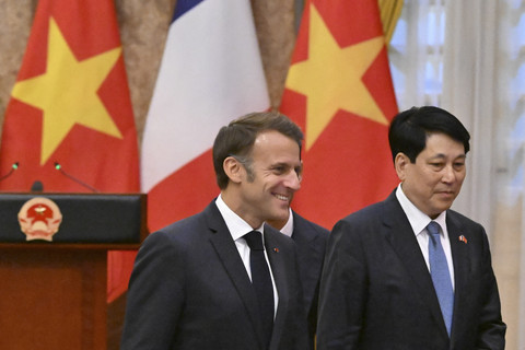 Presiden Prancis Emmanuel Macron pergi bersama Presiden Vietnam Luong Cuong setelah mereka melakukan konferensi pers di Istana Kepresidenan di Hanoi, Vietnam, Senin (26/5/2025). Foto: NHAC NGUYEN/Pool/REUTERS