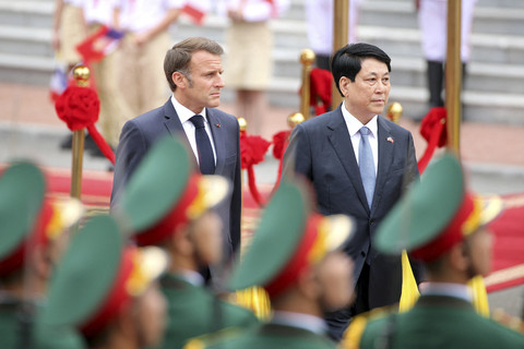 Presiden Vietnam Luong Cuong dan mitranya dari Prancis, Emmanuel Macron, meninjau pasukan kehormatan di Istana Kepresidenan di Hanoi, Vietnam, Senin (26/5/2025). Foto: Luong Thai Linh/Pool via REUTERS
