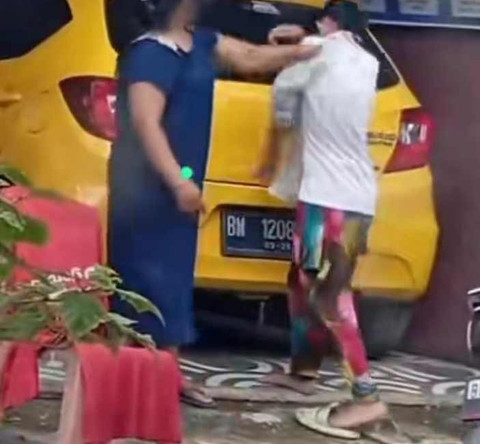 Saat korban dianiaya tantenya. Dok: Ist.