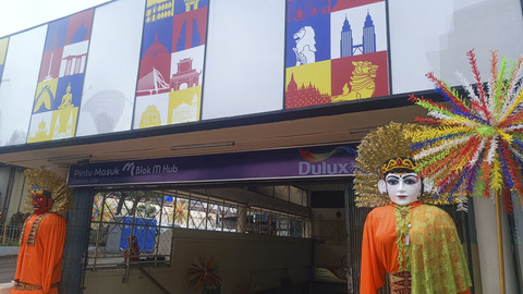 Ondel-ondel di pintu masuk MRT Blok M Hub Jaksel, Senin (26/5/2025). Foto: Thomas Bosco/kumparan