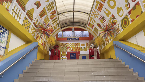 Pemandangan langit-langit berhiaskan mozaik Betawi melalui pintu masuk kawasan bawah tanah Blok M yang berada di sebelah Circle K, Jaksel, Senin (26/5/2025). Foto: Thomas Bosco/kumparan