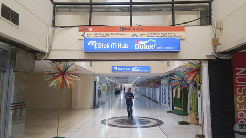 Area tengah bawah tanah Blok M yang terhubung dengan Mal Blok M Square dan area transit Terminal Blok M masih sepi dan langit-langitnya tak berhiaskan mozaik, Senin (26/5/2025). Foto: Thomas Bosco/kumparan