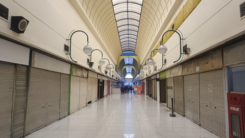 Area tengah bawah tanah Blok M yang terhubung dengan Mal Blok M Square dan area transit Terminal Blok M masih sepi dan langit-langitnya tak berhiaskan mozaik, Senin (26/5/2025). Foto: Thomas Bosco/kumparan