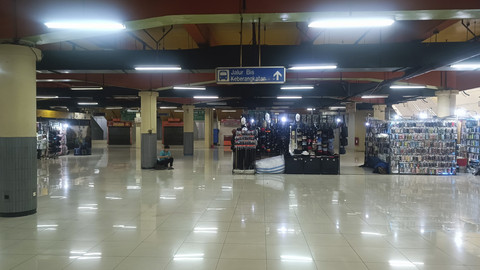 Pemandangan kawasan transit menuju akses terminal Blok M yang tak tersentuh revitalisasi, Senin (26/5/2025). Foto: Thomas Bosco/kumparan