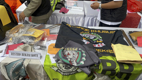 Tersangka dan barang bukti Operasi Brantas Jaya 2025 di Polda Mentro Jaya, Jakarta Selatan, Senin (26/5/2025). Foto: Rayyan Farhansyah/kumparan