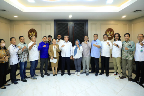 Menteri Ketenagakerjaan (Menaker) saat menerima desakan nelayan dan pekerja perikanan yang tergabung dalam Jejaring Serikat Pekerja/Serikat Buruh Sektor Maritim Indonesia di Kemenaker, Jakarta, Senin (26/5/2025). Foto: Kemnaker RI