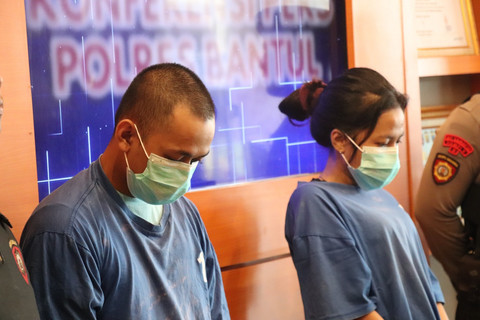 Dua mahasiswa tersangka kasus tindak pidana perdagangan orang (TPPO) dalam konferensi pers yang diadakan Polres Bantul, Senin (26/5). Foto: Dok. Polres Bantul
