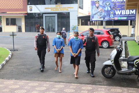 Dua mahasiswa tersangka kasus tindak pidana perdagangan orang (TPPO) dalam konferensi pers yang diadakan Polres Bantul, Senin (26/5). Foto: Dok. Polres Bantul