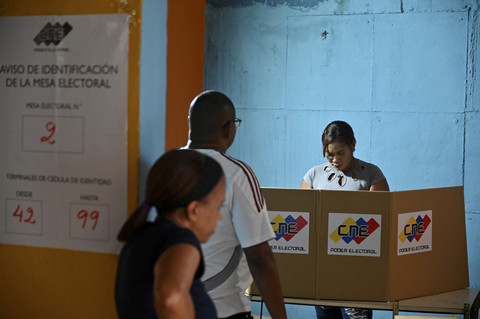 Seorang pria memberikan suaranya dalam pemilihan parlemen Venezuela di Caracas, Venezuela, Minggu (25/5/2025). Foto: Maxwell Briceno/REUTERS