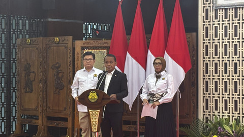 Menteri ESDM Bahlil Lahadalia dalam konferensi pers Rencana Usaha Penyediaan Tenaga Listrik (RUPTL) di Kantor ESDM, Senin (26/5/2025). Foto: Ave Airiza Gunanto/kumparan