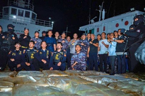Kepala BNN Komjen Pol Marthinus Hukom meninjau Kapal MT Sea Dragon Tarawa di dermaga Bea Cukai Batam Tanjung Uncang, Kepri, Rabu (21/5/2025). (ANTARA/HO-BNN RI)
