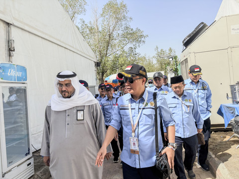 Dirjen Penyelenggaraan Haji dan Umrah Hilman Latief mengecek tenda di Arafah. Foto: Moh Fajri/kumparan