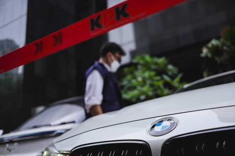 Petugas KPK melihat kondisi kendaraan yang disita oleh KPK dari penggeledahan terkait kasus dugaan korupsi Kemenaker di Gedung Me...                    </div>

                    <div class=