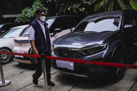 Petugas KPK melihat kondisi kendaraan yang disita oleh KPK dari penggeledahan terkait kasus dugaan korupsi Kemenaker di Gedung Merah Putih KPK, Jaksel, Senin (26/5/2025). Foto: Jamal Ramadhan/kumparan