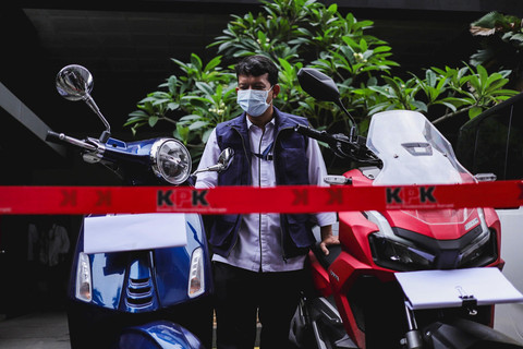 Petugas KPK melihat kondisi kendaraan yang disita oleh KPK dari penggeledahan terkait kasus dugaan korupsi Kemenaker di Gedung Merah Putih KPK, Jaksel, Senin (26/5/2025). Foto: Jamal Ramadhan/kumparan