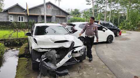 Penampakan mobil BMW 320i yang dikendarai Christiano Pengarapenta Pengidahen Tarigan mahasiswa FEB UGM. Foto: Arfiansyah Panji Purnandaru/kumparan