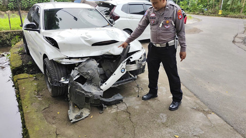 Penampakan mobil BMW 320i yang dikendarai Christiano Pengarapenta Pengidahen Tarigan mahasiswa FEB UGM. Foto: Arfiansyah Panji Purnandaru/kumparan