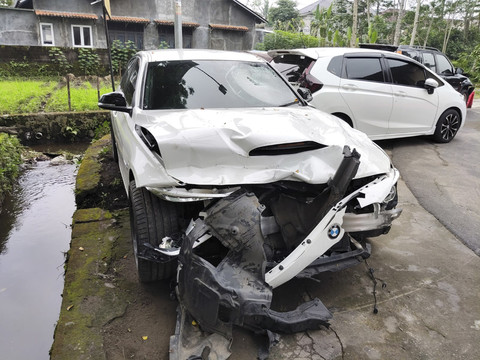 Penampakan mobil BMW 320i yang dikendarai Christiano Pengarapenta Pengidahen Tarigan mahasiswa FEB UGM. Foto: Arfiansyah Panji Purnandaru/kumparan