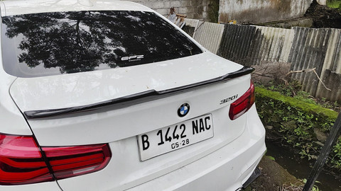 Penampakan mobil BMW 320i yang dikendarai Christiano Pengarapenta Pengidahen Tarigan mahasiswa FEB UGM. Foto: Arfiansyah Panji Purnandaru/kumparan