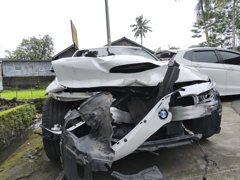 Penampakan mobil BMW 320i yang dikendarai Christiano Pengarapenta Pengidahen Tarigan mahasiswa FEB UGM. Foto: Arfiansyah Panji Purnandaru/kumparan