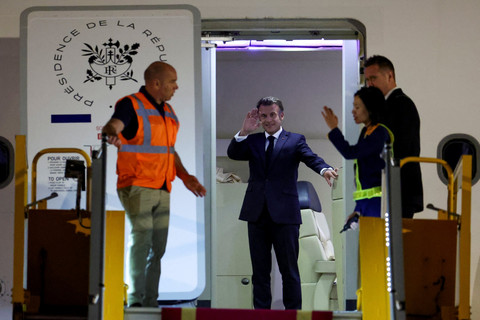 Presiden Prancis Emmanuel Macron dan istrinya Brigitte Macron tiba di Bandara Internasional Noi Bai, Hanoi, Vietnam, Minggu (25/5/2025). Foto: Chalinee Thirasupa/REUTERS