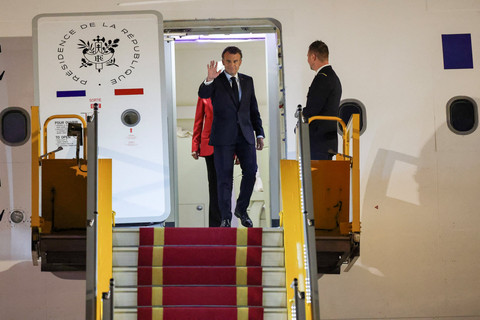 Presiden Prancis Emmanuel Macron dan istrinya Brigitte Macron tiba di Bandara Internasional Noi Bai, Hanoi, Vietnam, Minggu (25/5/2025). Foto: Chalinee Thirasupa/REUTERS