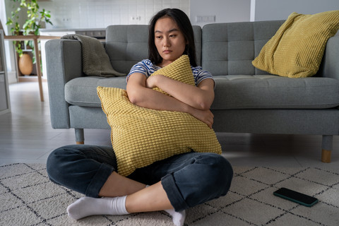 Ilustrasi perempuan kesepian. Foto: Shutterstock