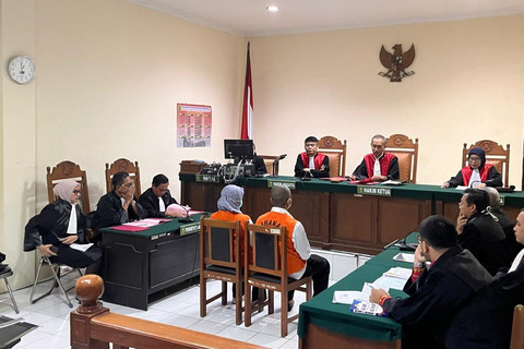 Kaprodi Anestesiologi FK Undip Taufik Eko Nugroho (kanan, rompi oranye) dan Staf Administrasi Prodi Anestesiologi Undip Sri Maryani menjalani sidang perdana dalam kasus kematian dr Aulia Risma di Pengadilan Negeri Semarang, Senin (26/5/2025). Foto: Intan Alliva Khansa/kumparan