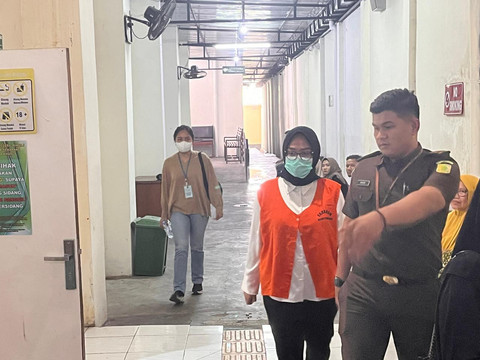 Senior dr Aulia Risma di PPDS Anestesi Undip Zara Yupita Azra menjalani sidang perdana di Pengadilan Negeri Semarang, Senin (26/5/2025). Foto: Intan Alliva Khansa/kumparan