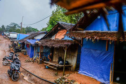 Sejumlah warga duduk di depan tenda hunian sementara (huntara) miliknya di Kampung Cigobang, Lebak, Banten, Senin (26/5/2025). Foto: Muhammad Bagus Khoirunas/ANTARA FOTO