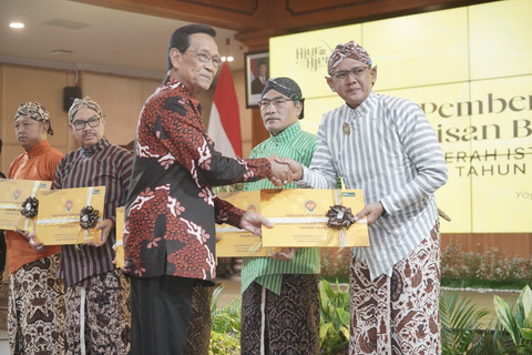 Gubernur DIY, Sultan HB X, menyerakan sertifikat penetapan WBTb kepada Keraton Yogyakarta dan seluruh Pemkot/Pemkab, Senin (26/5). Foto: Pemda DIY