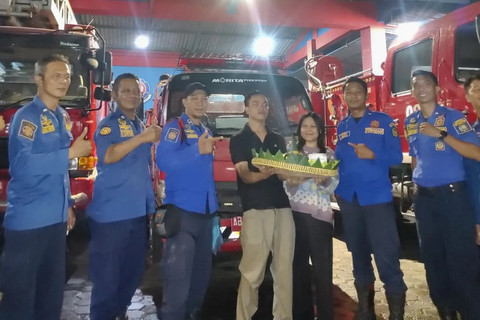Damkar di Yogya bantu warga beri kejutan ultah. Foto: Instagram/@damkarjogjaistimewa  