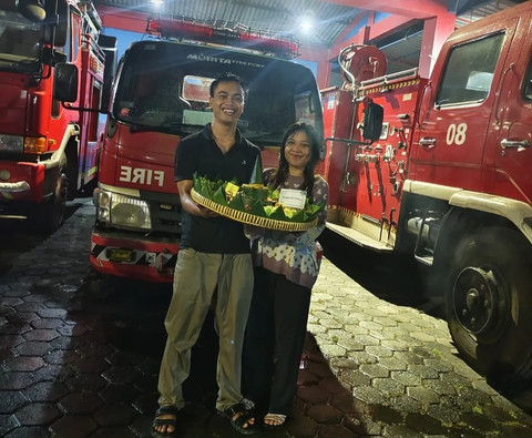 Irfan dan Aisyah foto setelah dapat kejutan ulang tahun dari petugas Damkarmat Kota Yogya, Minggu (25/5). Foto: Dok. Damkarmat Kota Yogya