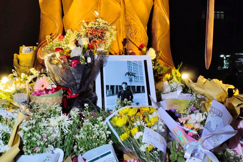 Mahasiswa Fakultas Hukum UGM menggelar doa bersama dan tabur bunga di depan Patung Dewi Keadilan FH UGM untuk mengenang Argo Ericko Achfandi, Senin (26/5/2025). Foto: Arfiansyah Panji Purnandaru/kumparan