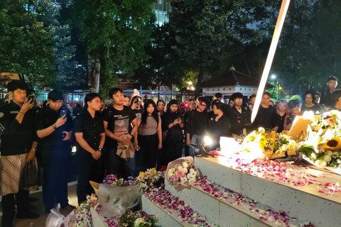 Mahasiswa Fakultas Hukum UGM menggelar doa bersama dan tabur bunga di depan Patung Dewi Keadilan FH UGM untuk mengenang Argo Ericko Achfandi, Senin (26/5/2025). Foto: Arfiansyah Panji Purnandaru/kumparan