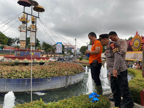 Tim Inafis Satreskrim Polresta Bandar Lampung saat mengevakuasi mayat di air pancuran Tugu Pengantin, JPO Siger Milenial. | Foto: Sinta Yuliana/Lampung Geh