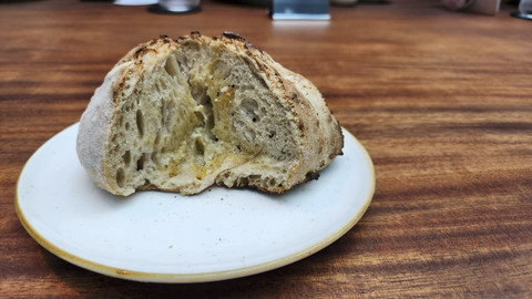 Sourdough di restoran baru ERRE & Urrechu Jakarta (26/5/2025). Foto: Azalia Amadea/kumparan