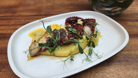 Octopus grill dengan puree kentang ERRE & Urrechu Jakarta (26/5/2025). Foto: Azalia Amadea/kumparan