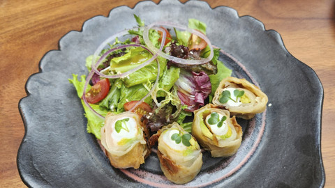 Lumpia dengan isian udang tiger khas Spanyol ala ERRE & Urrechu Jakarta (26/5/2025). Foto: Azalia Amadea/kumparan