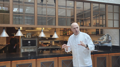 Chef Iñigo Urrechu pemilik ERRE & Urrechu Jakarta (26/5/2025). Foto: Azalia Amadea/kumparan